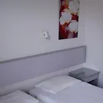 Holidays (adults Only) 法里拉基